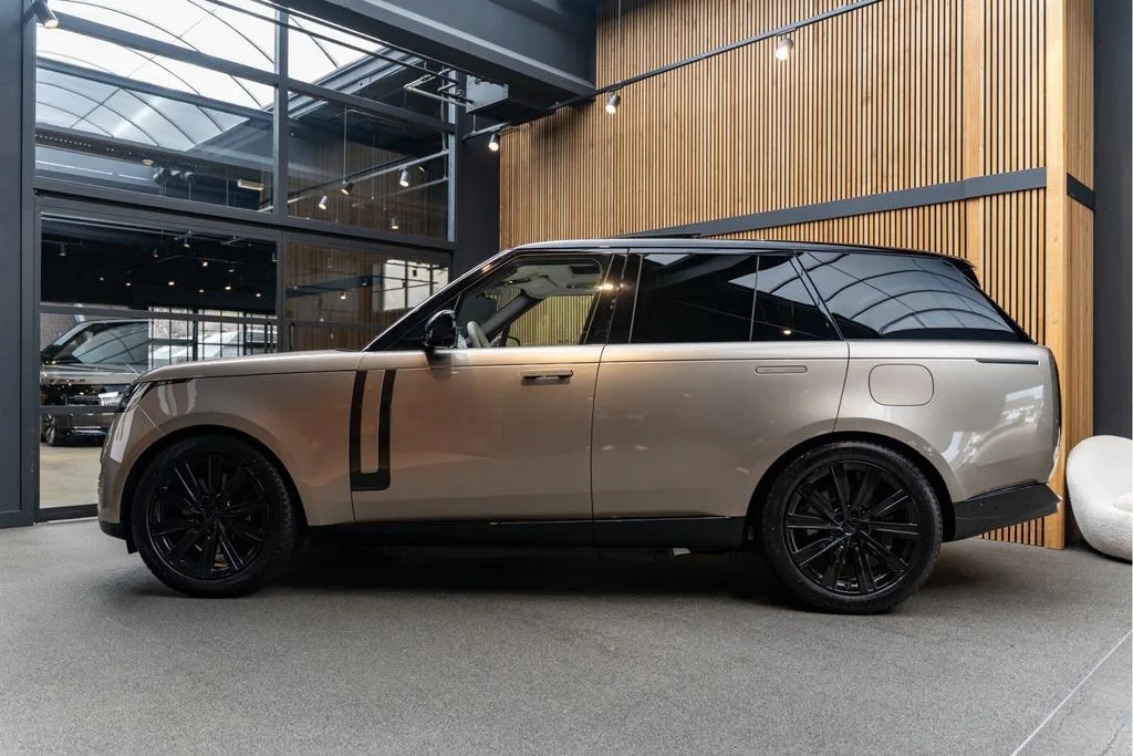 2026 Land Rover Range Rover P550e Autobiography, 3/30