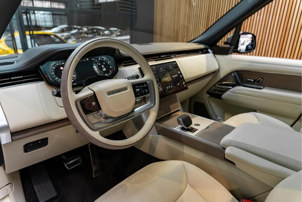 2026 Land Rover Range Rover P550e Autobiography, 6/30