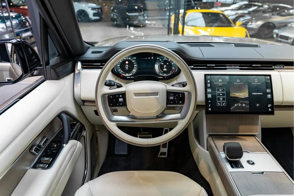 2026 Land Rover Range Rover P550e Autobiography, 7/30