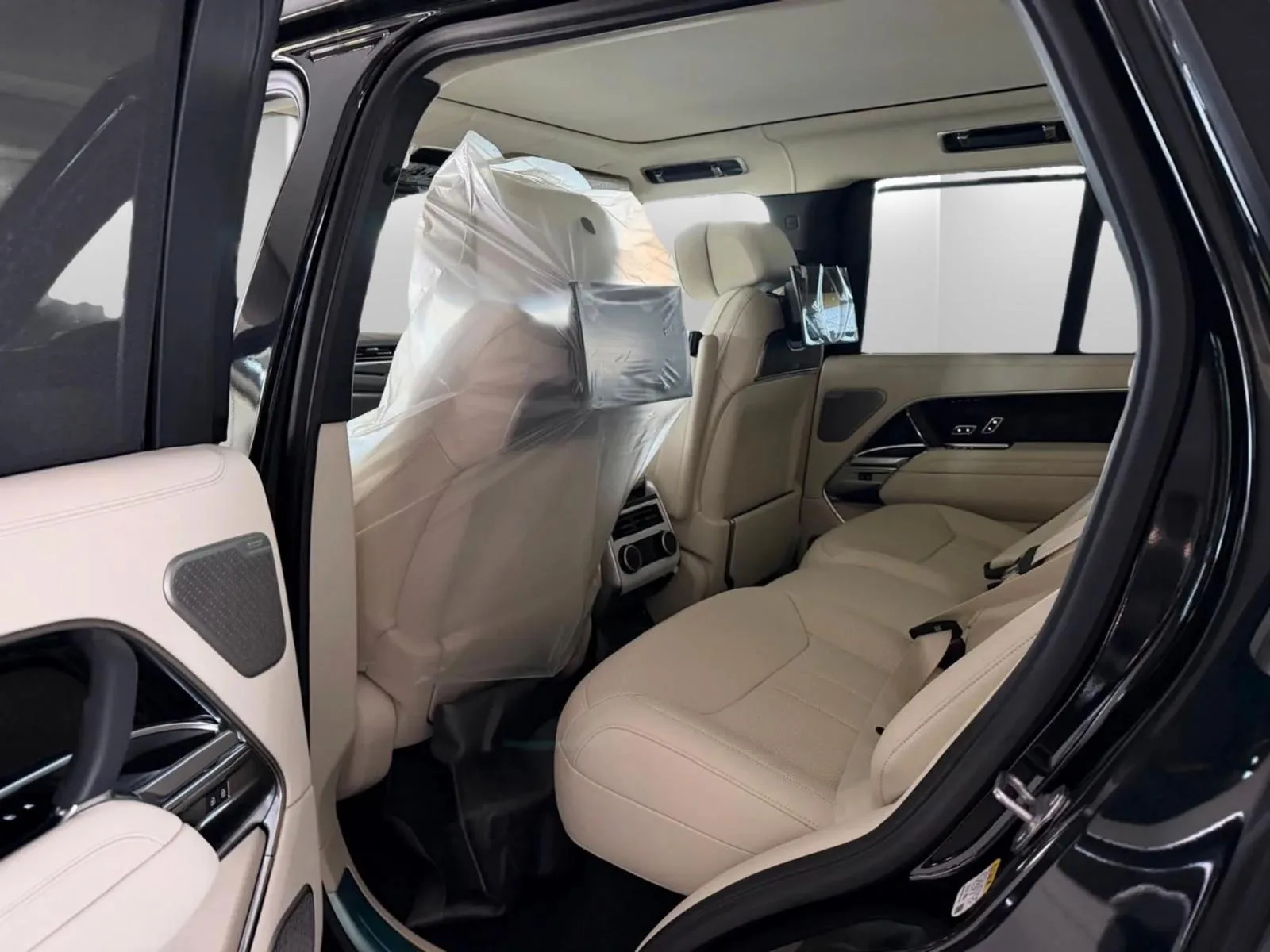 2026 Land Rover Range Rover D350 Autobiography, 3/6