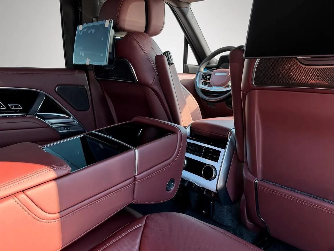 2026 Land Rover Range Rover D350 Autobiography, 5/8