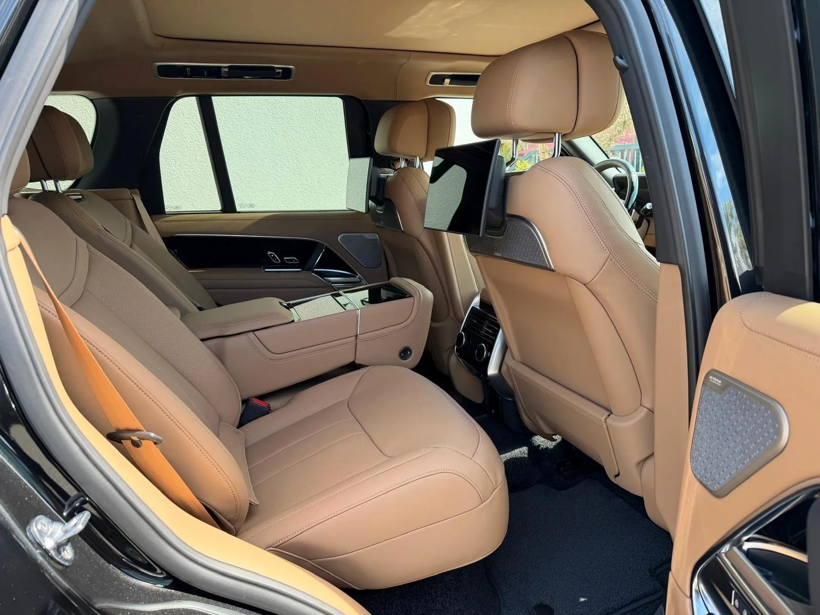 2026 Land Rover Range Rover D350 Autobiography, 2/7