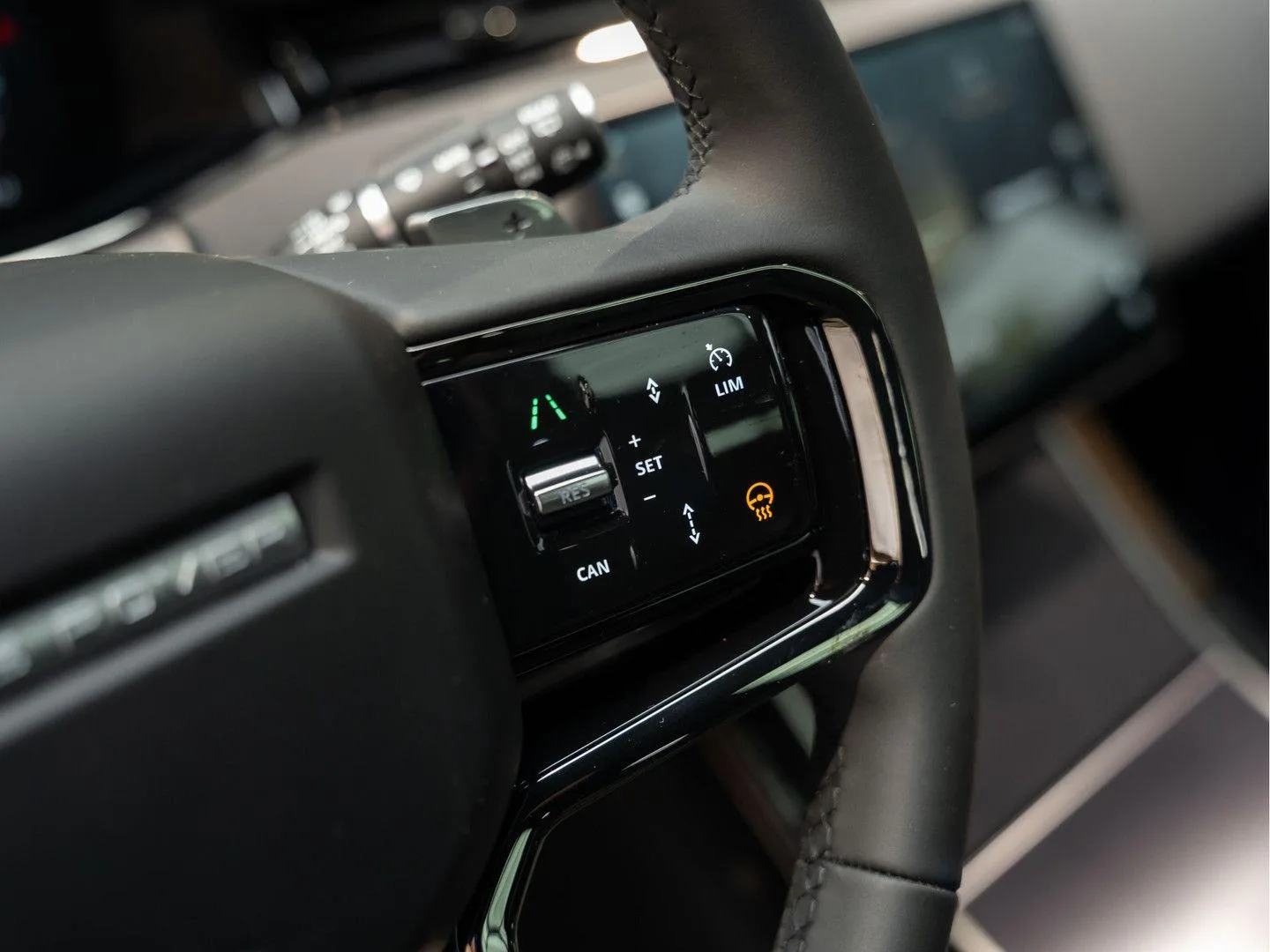 2026 Land Rover Range Rover Evoque P270e Dynamic SE, 28/30