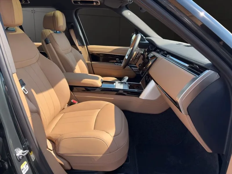 2026 Land Rover Range Rover P550e Autobiography, 7/13