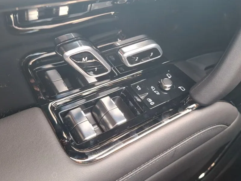 2026 Land Rover Range Rover Sport SV, 9/13