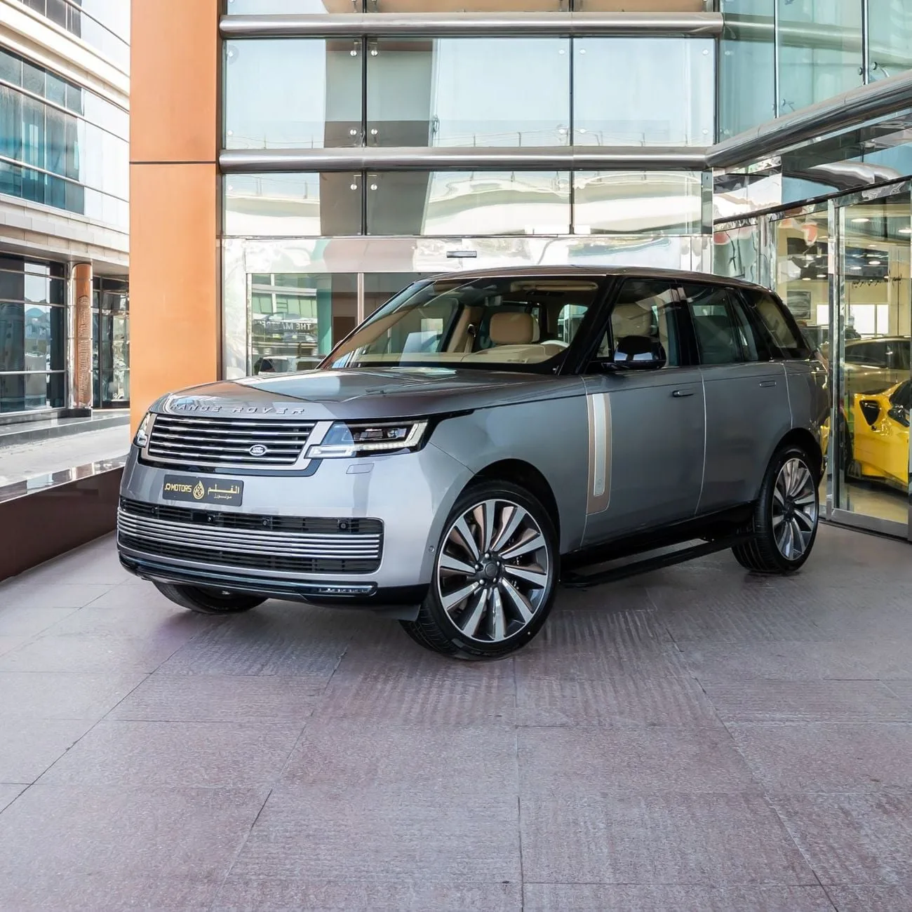 2026 Land Rover Range Rover SV angeboten von einem Spezialhändler in Dubai, Vereinigte Arabische Emirate, Hauptfoto