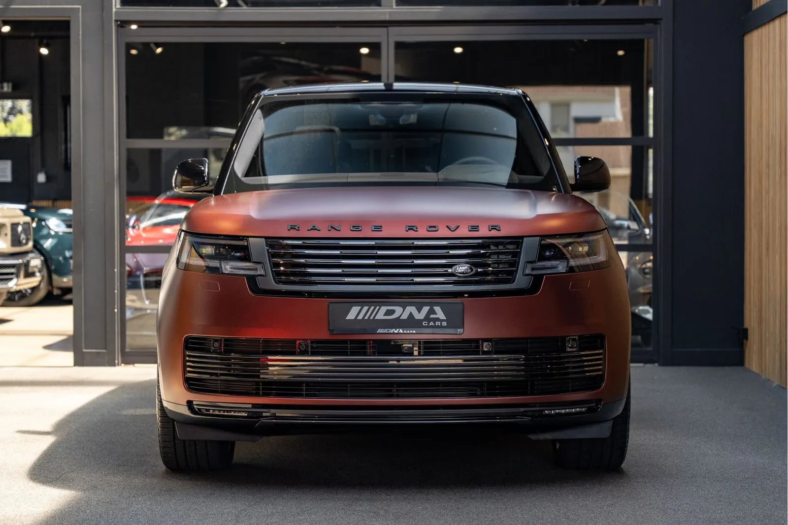 2026 Land Rover Range Rover SV P550e, 2/30
