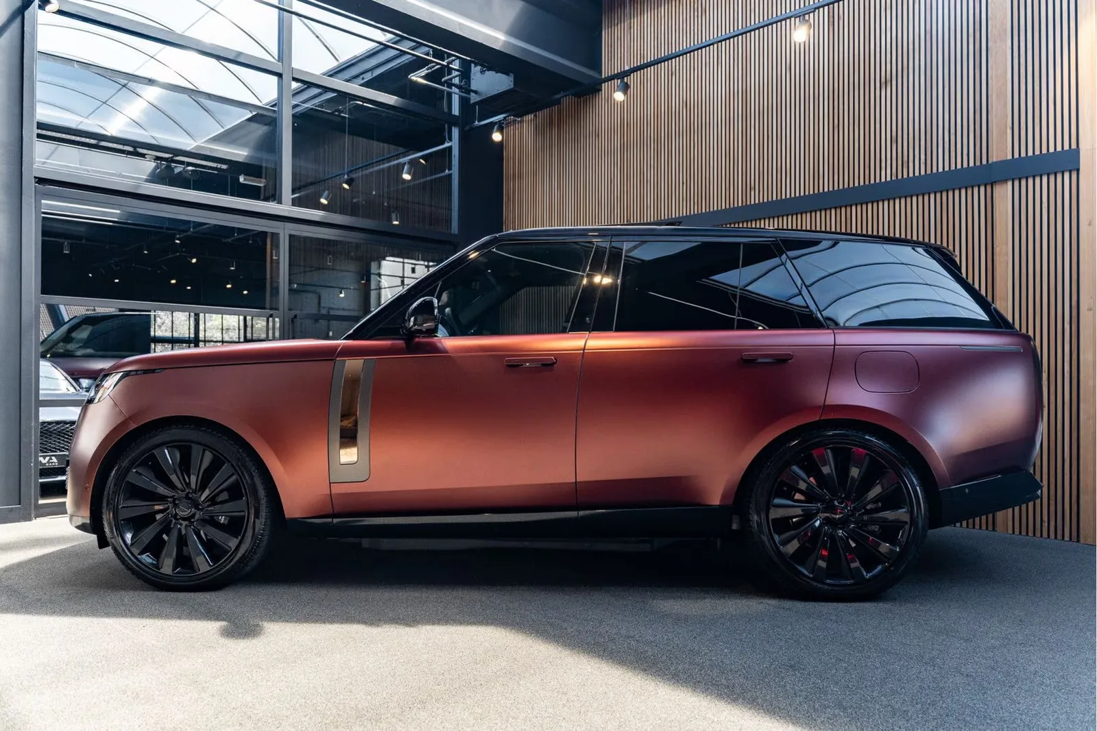 2026 Land Rover Range Rover SV P550e, 3/30