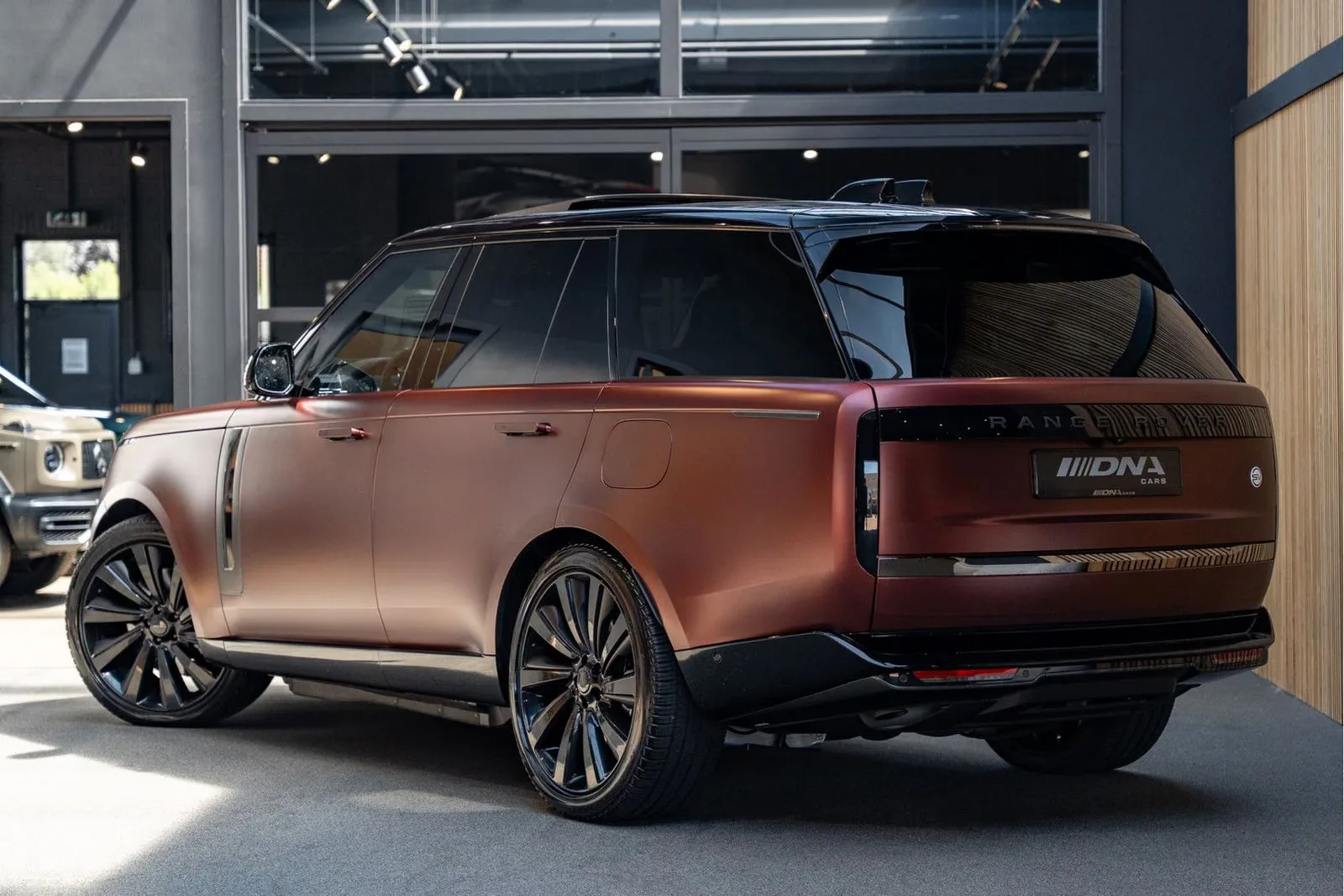 2026 Land Rover Range Rover SV P550e, 5/30