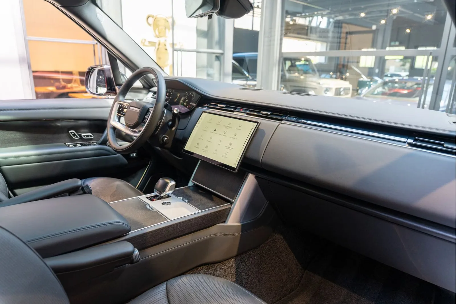 2026 Land Rover Range Rover SV P550e, 8/30