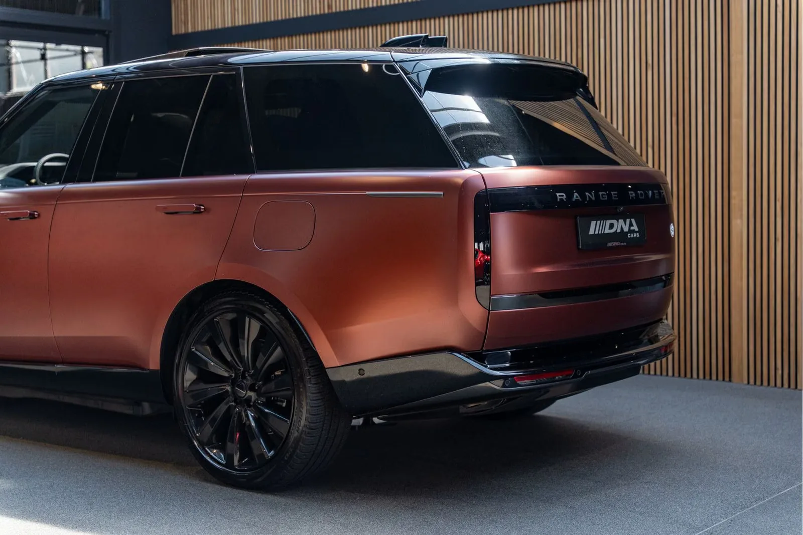 2026 Land Rover Range Rover SV P550e, 11/30