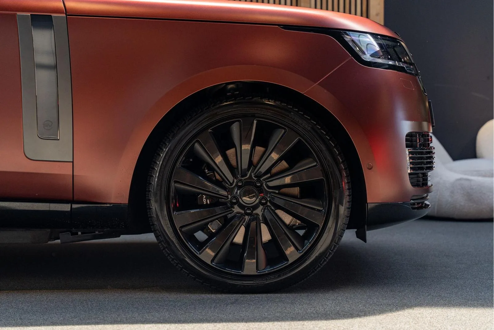 2026 Land Rover Range Rover SV P550e, 13/30