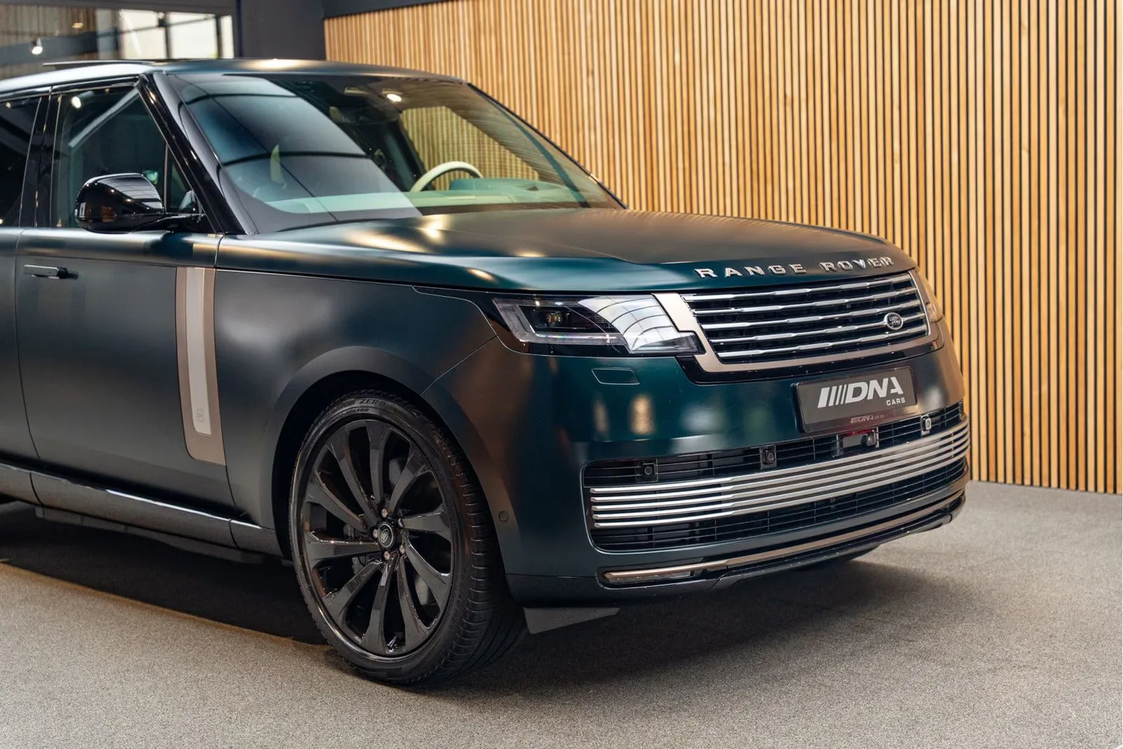 2026 Land Rover Range Rover SV P550e Serenity offered by a specialist dealer in Naarden, Netherlands, main photo