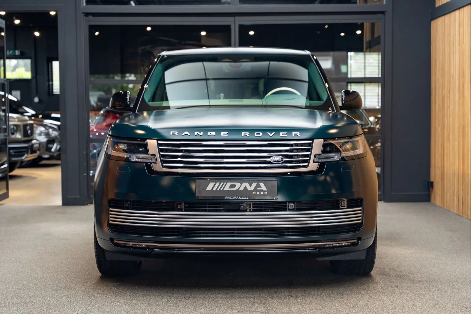 2026 Land Rover Range Rover SV P550e Serenity, 2/30