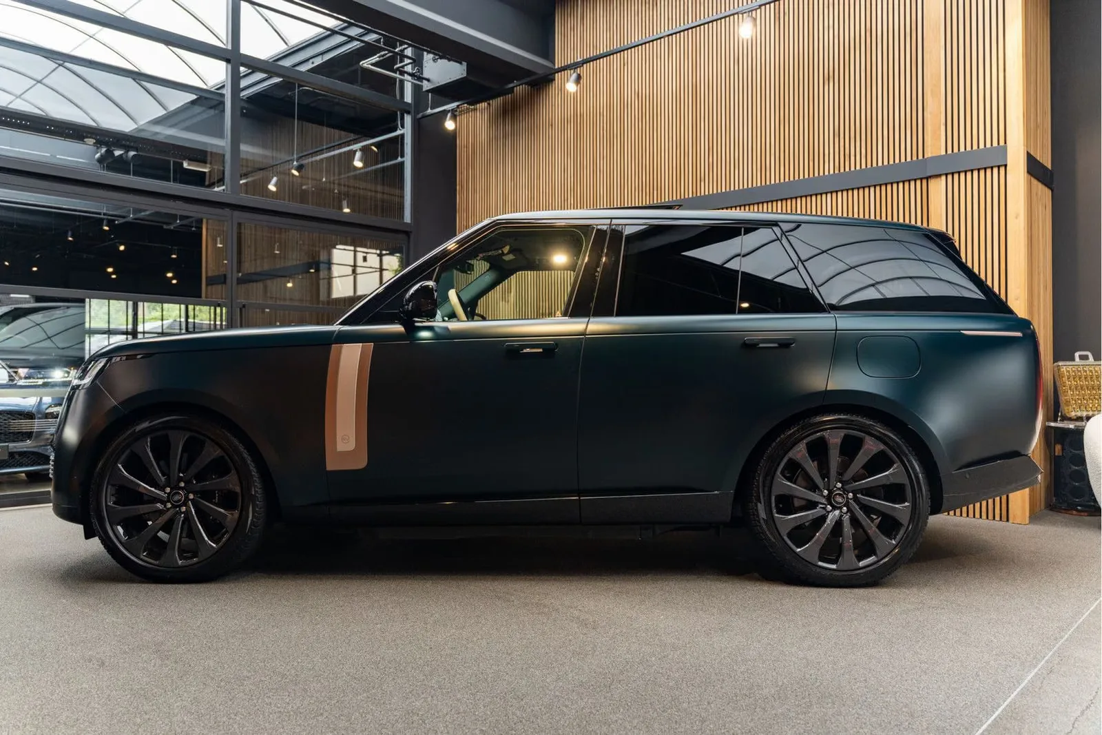 2026 Land Rover Range Rover SV P550e Serenity, 3/30