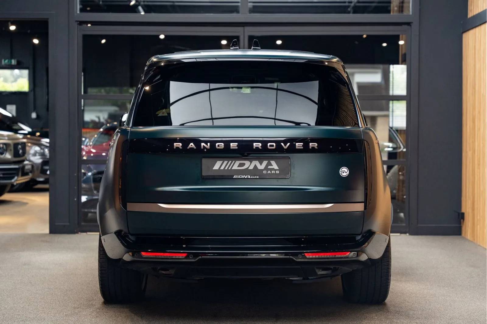 2026 Land Rover Range Rover SV P550e Serenity, 4/30