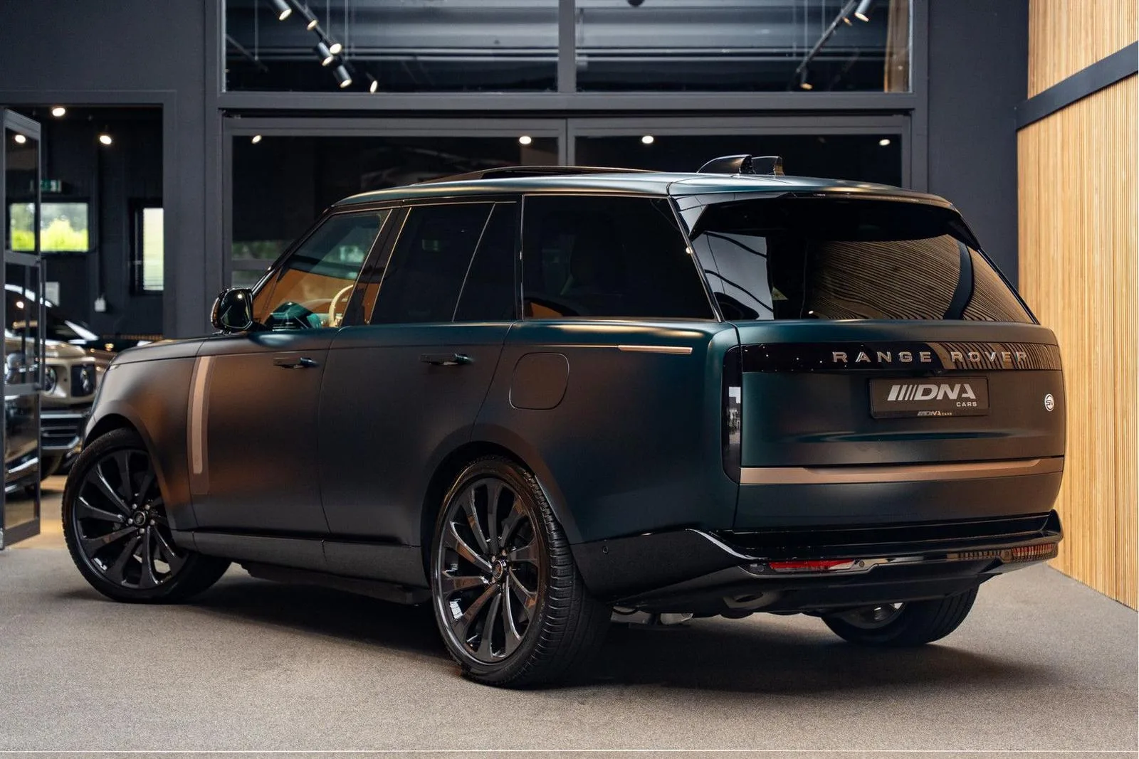 2026 Land Rover Range Rover SV P550e Serenity, 5/30