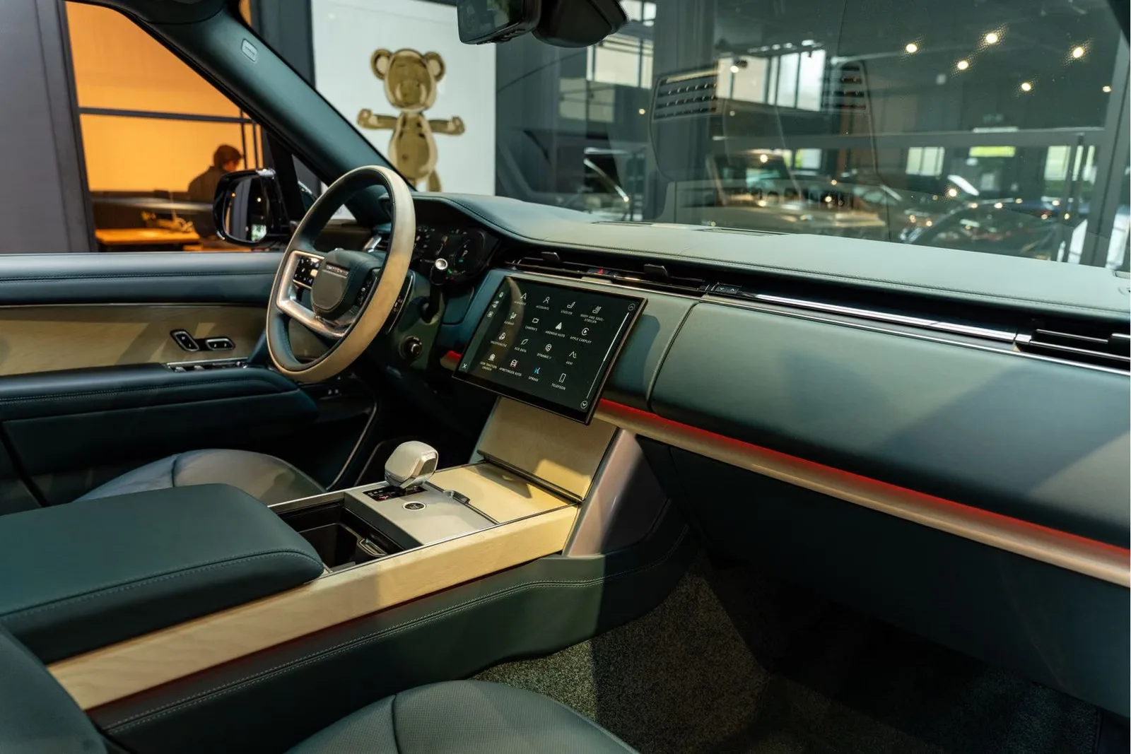 2026 Land Rover Range Rover SV P550e Serenity, 8/30