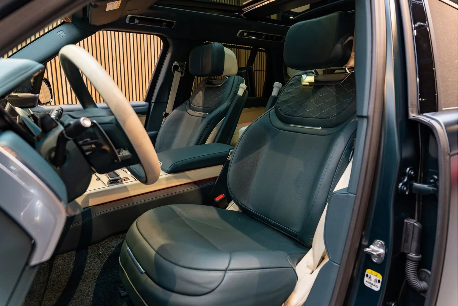 2026 Land Rover Range Rover SV P550e Serenity, 9/30