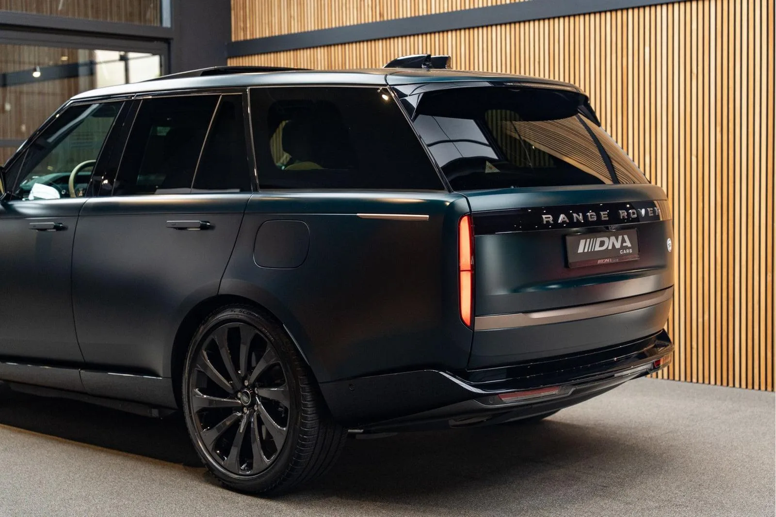 2026 Land Rover Range Rover SV P550e Serenity, 11/30