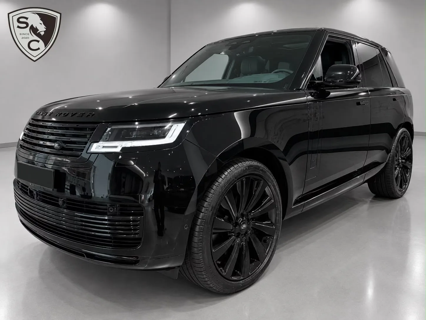 2026 Land Rover Range Rover SV P615 SWB Black Edition en un concesionario especializado de Kranzberg, Alemania, foto principal