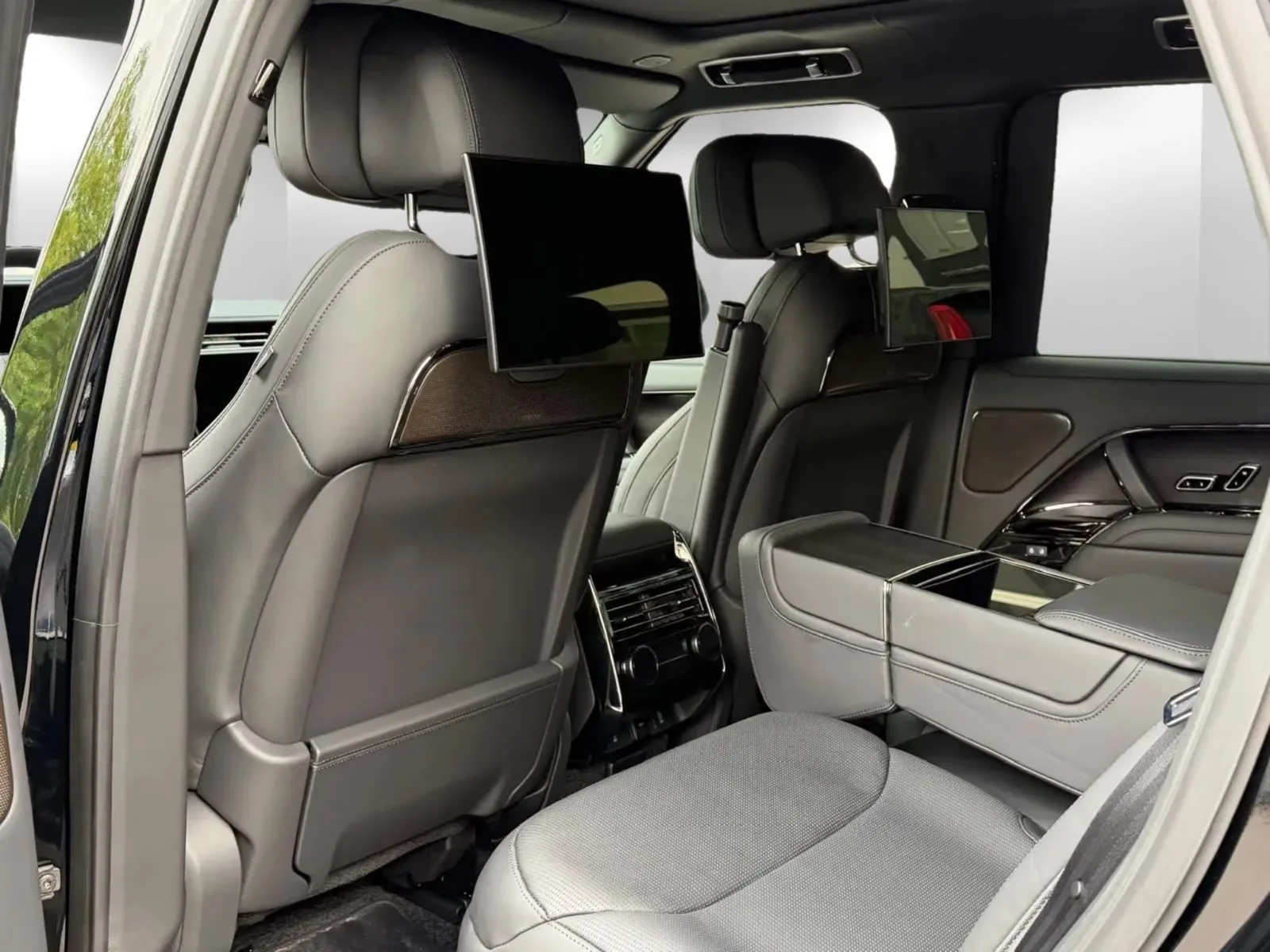 2026 Land Rover Range Rover SV P615 SWB Black Edition, 8/9