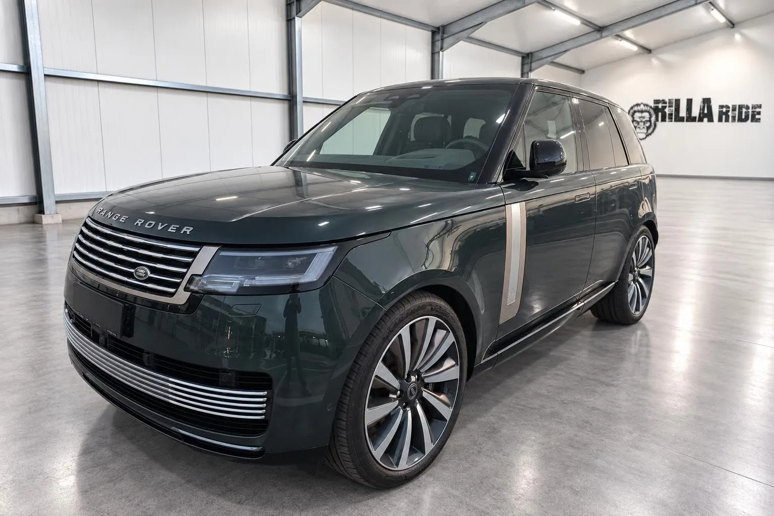 2026 Land Rover Range Rover SV P615 offered by a specialist dealer in Bielefeld, Germany, main photo