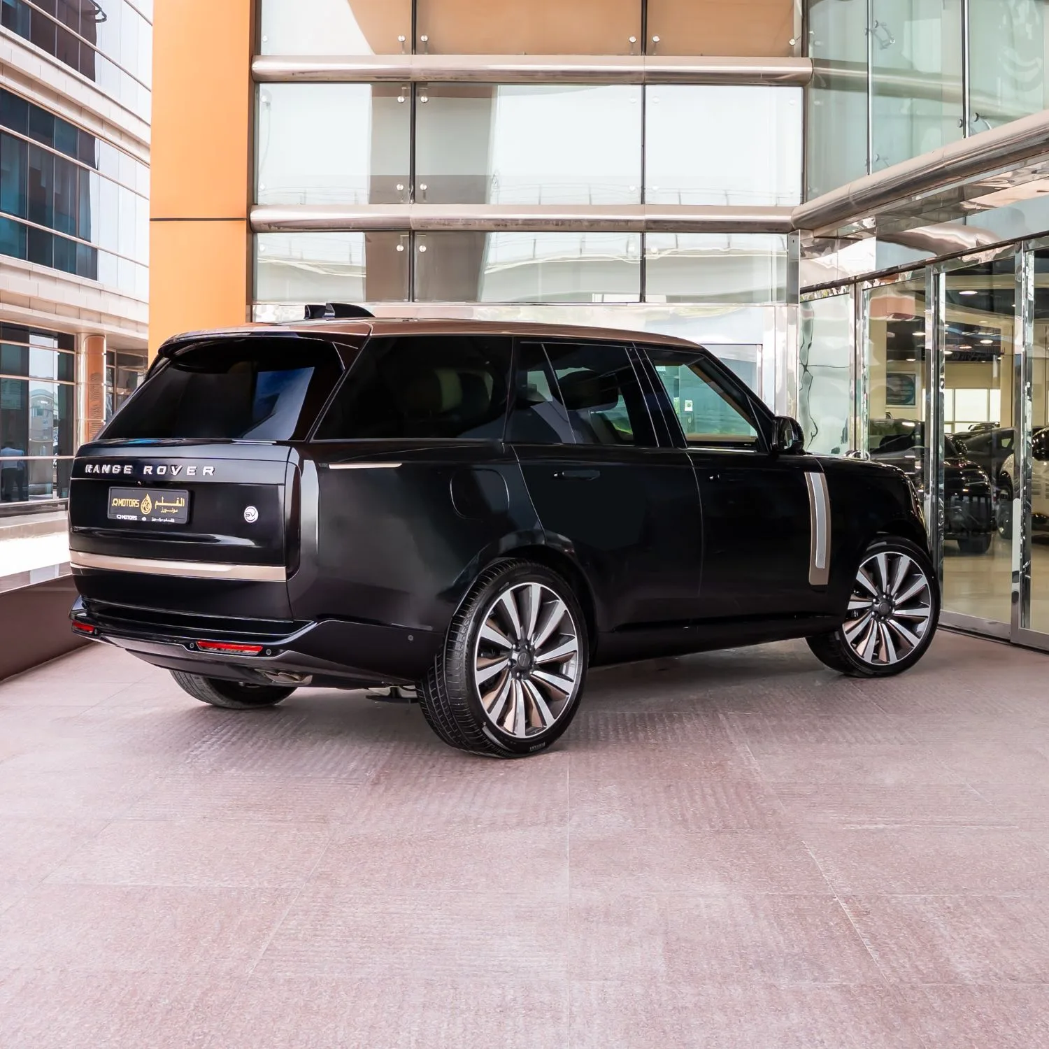 2026 Land Rover Range Rover SV LWB P615 angeboten von einem Fachhändler in Dubai, Vereinigte Arabische Emirate, Foto 3 von 22