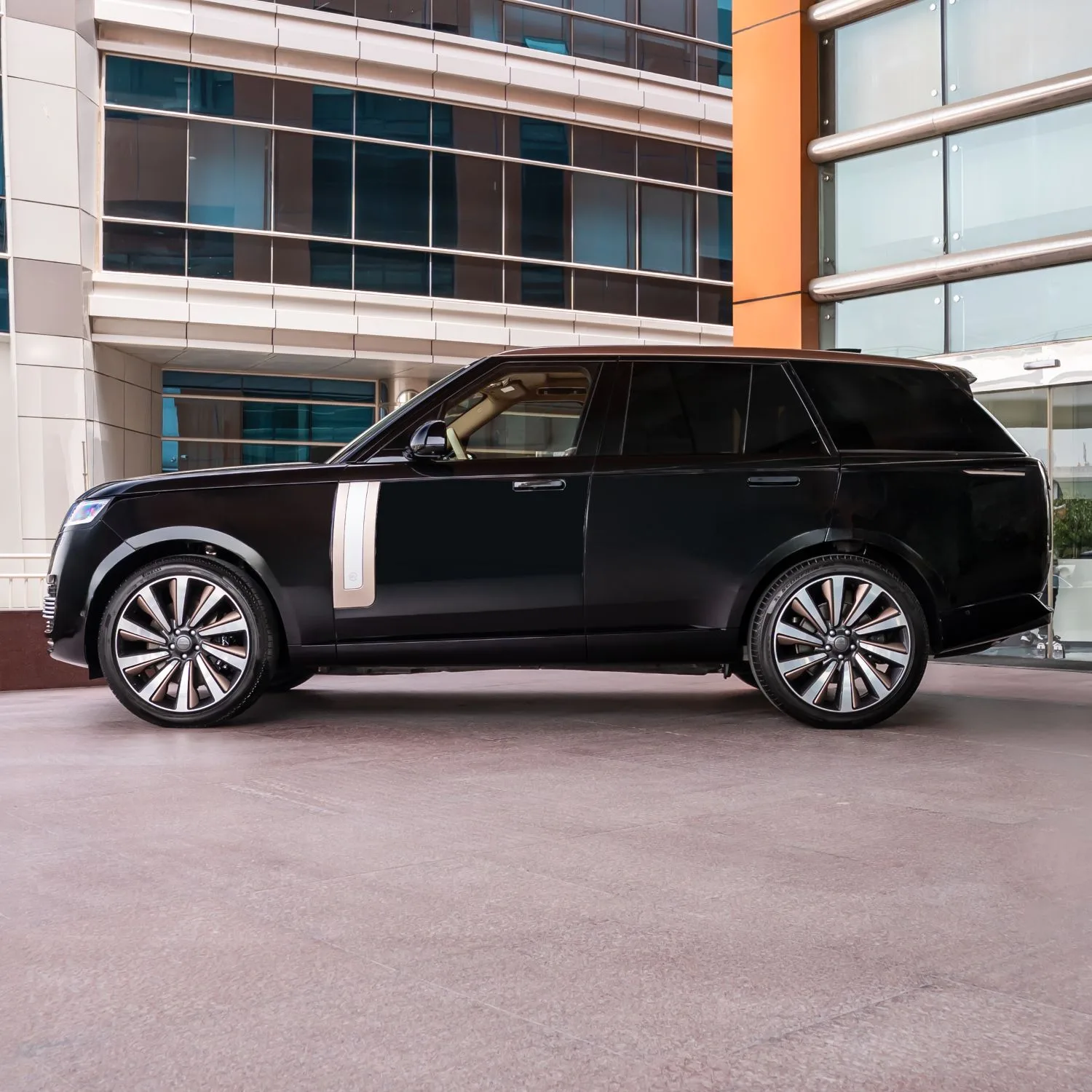 2026 Land Rover Range Rover SV LWB P615 angeboten von einem Fachhändler in Dubai, Vereinigte Arabische Emirate, Foto 5 von 22