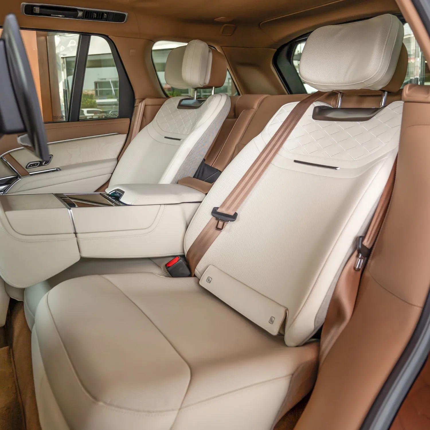 2026 Land Rover Range Rover SV LWB P615 angeboten von einem Fachhändler in Dubai, Vereinigte Arabische Emirate, Foto 8 von 22