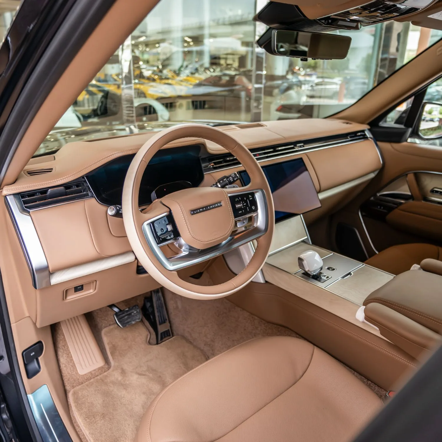 2026 Land Rover Range Rover SV LWB P615 angeboten von einem Fachhändler in Dubai, Vereinigte Arabische Emirate, Foto 9 von 22