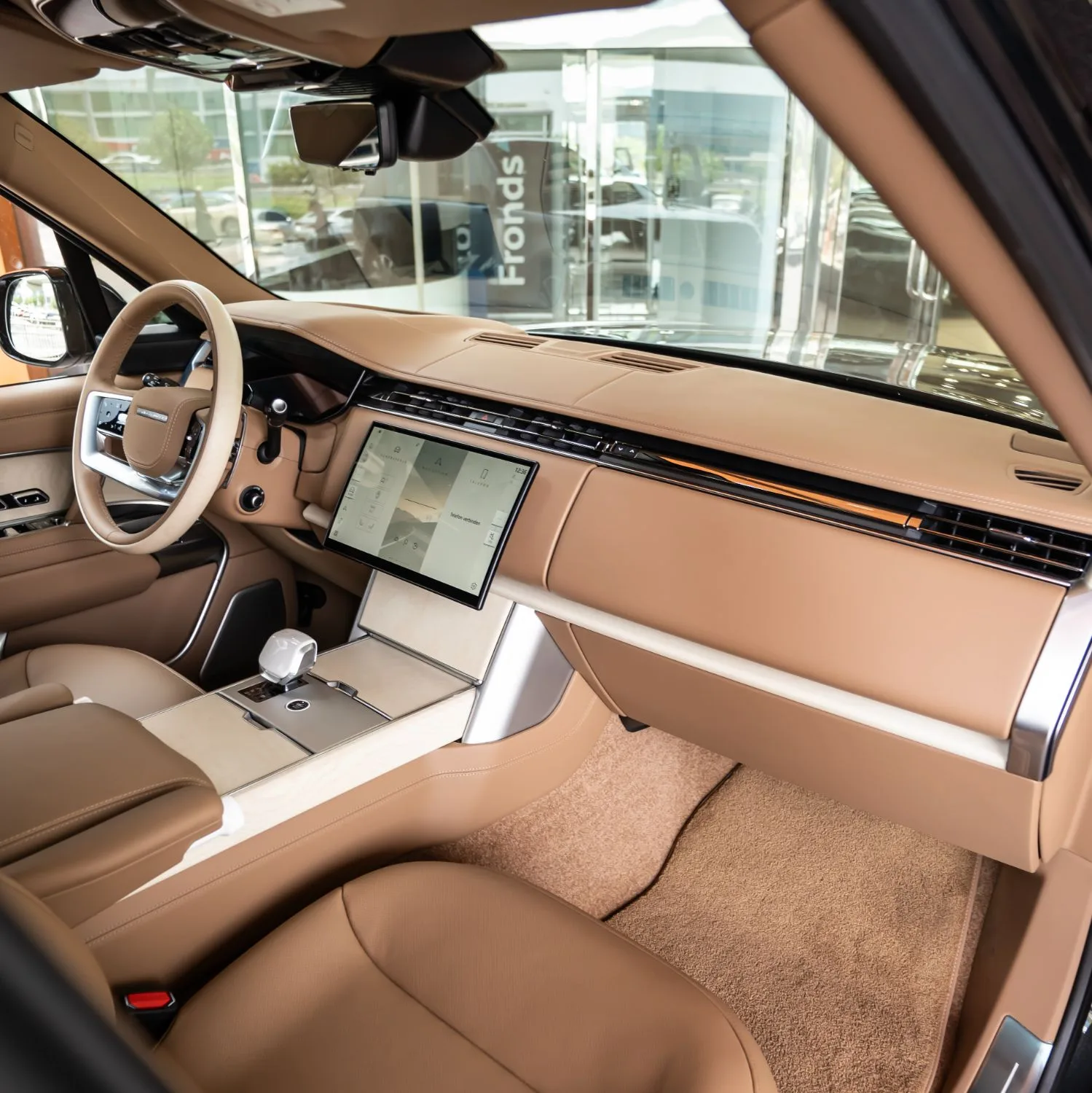 2026 Land Rover Range Rover SV LWB P615 angeboten von einem Fachhändler in Dubai, Vereinigte Arabische Emirate, Foto 10 von 22