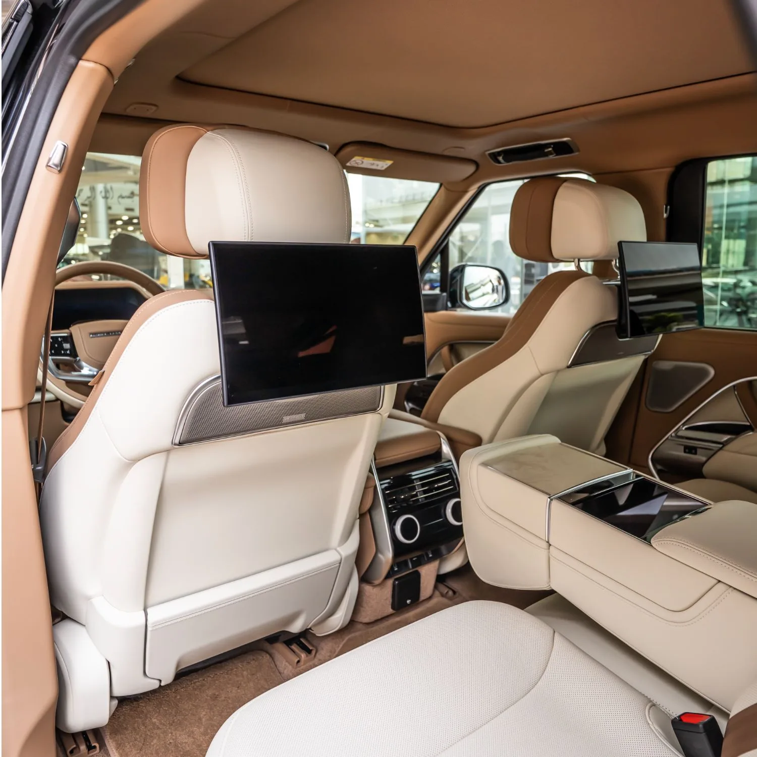 2026 Land Rover Range Rover SV LWB P615 angeboten von einem Fachhändler in Dubai, Vereinigte Arabische Emirate, Foto 12 von 22