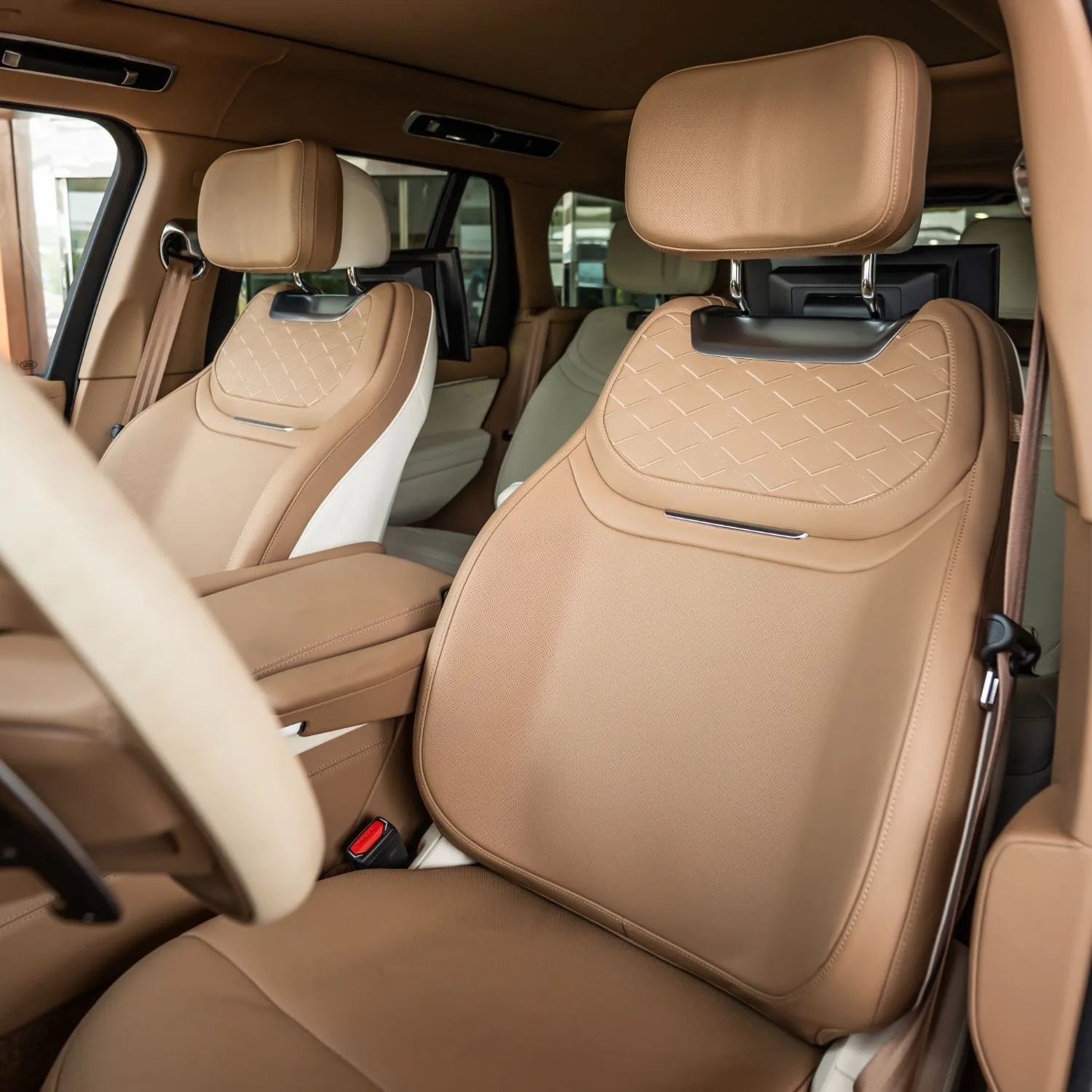 2026 Land Rover Range Rover SV LWB P615 angeboten von einem Fachhändler in Dubai, Vereinigte Arabische Emirate, Foto 13 von 22