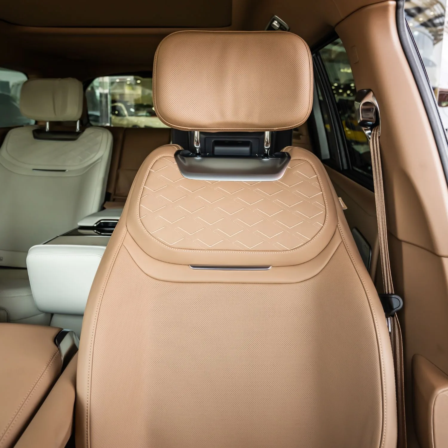 2026 Land Rover Range Rover SV LWB P615 angeboten von einem Fachhändler in Dubai, Vereinigte Arabische Emirate, Foto 16 von 22