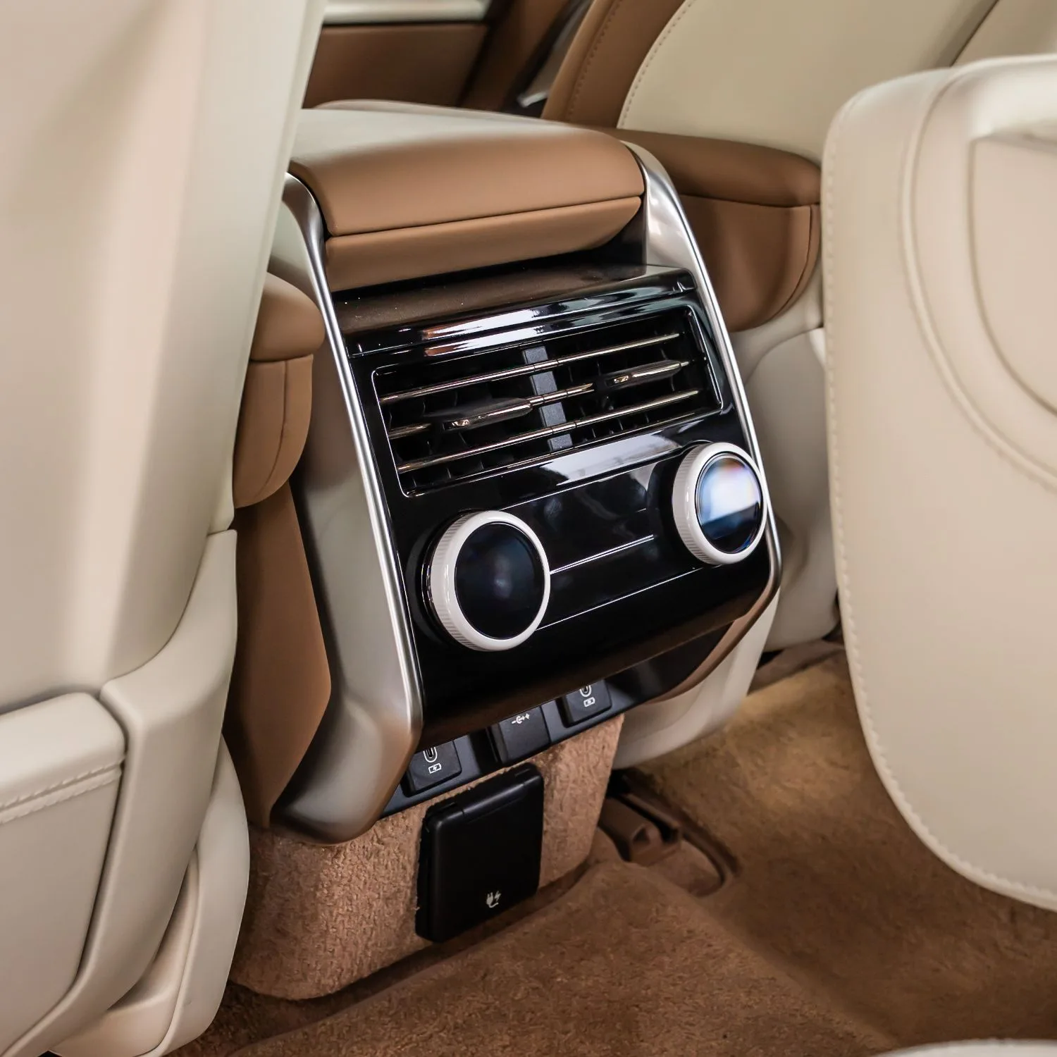 2026 Land Rover Range Rover SV LWB P615 angeboten von einem Fachhändler in Dubai, Vereinigte Arabische Emirate, Foto 17 von 22