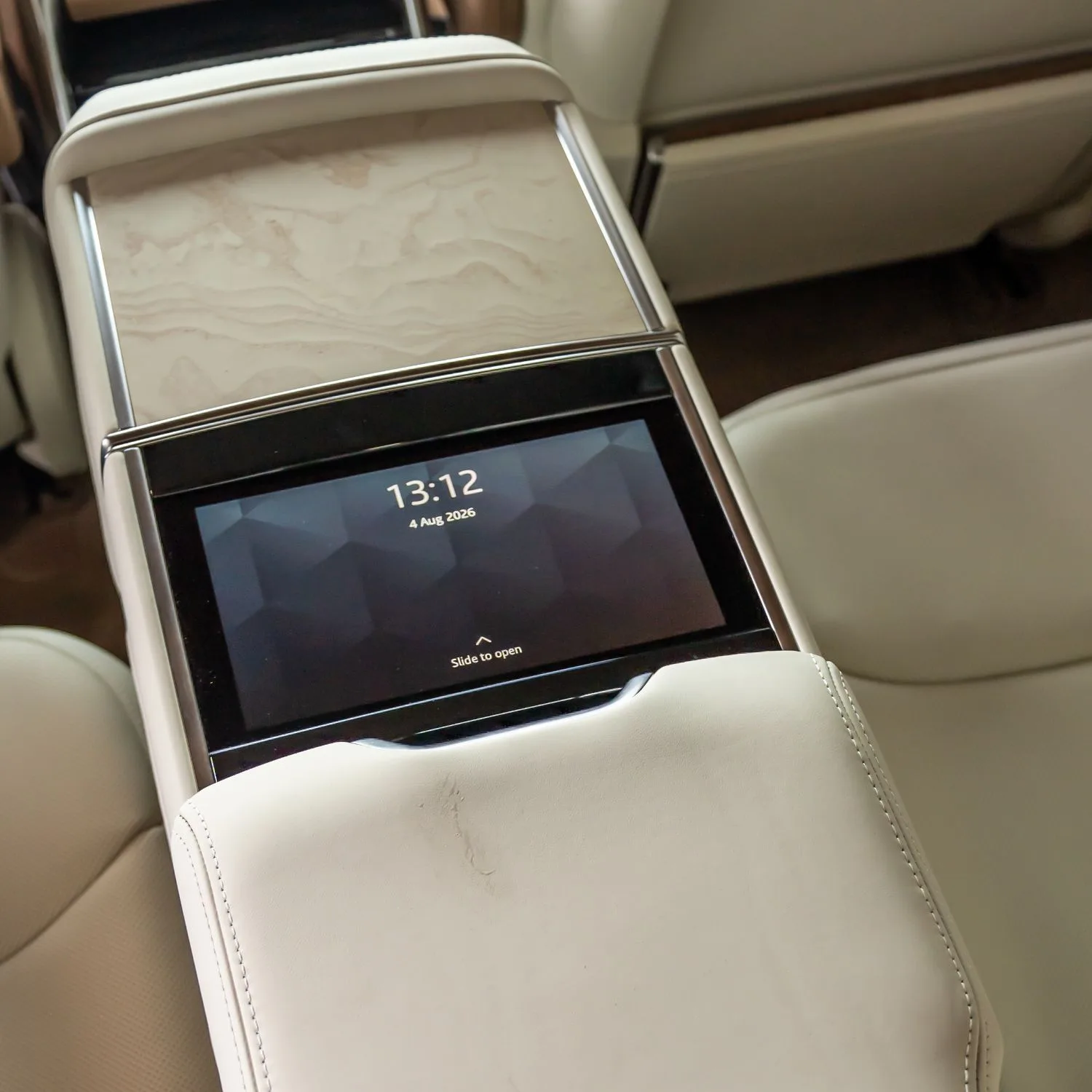 2026 Land Rover Range Rover SV LWB P615 angeboten von einem Fachhändler in Dubai, Vereinigte Arabische Emirate, Foto 18 von 22