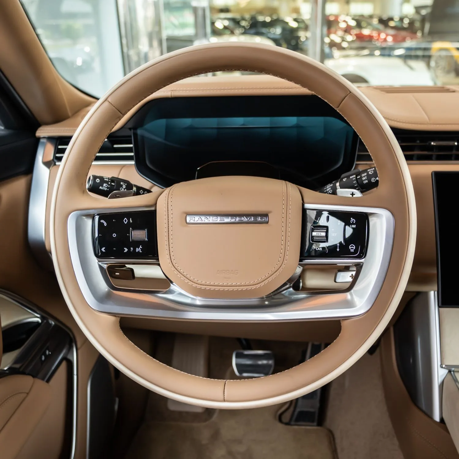 2026 Land Rover Range Rover SV LWB P615 angeboten von einem Fachhändler in Dubai, Vereinigte Arabische Emirate, Foto 20 von 22
