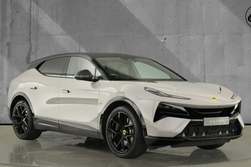 2026 Lotus Eletre 600 en un concesionario especializado de Hatfield, Reino Unido, foto principal
