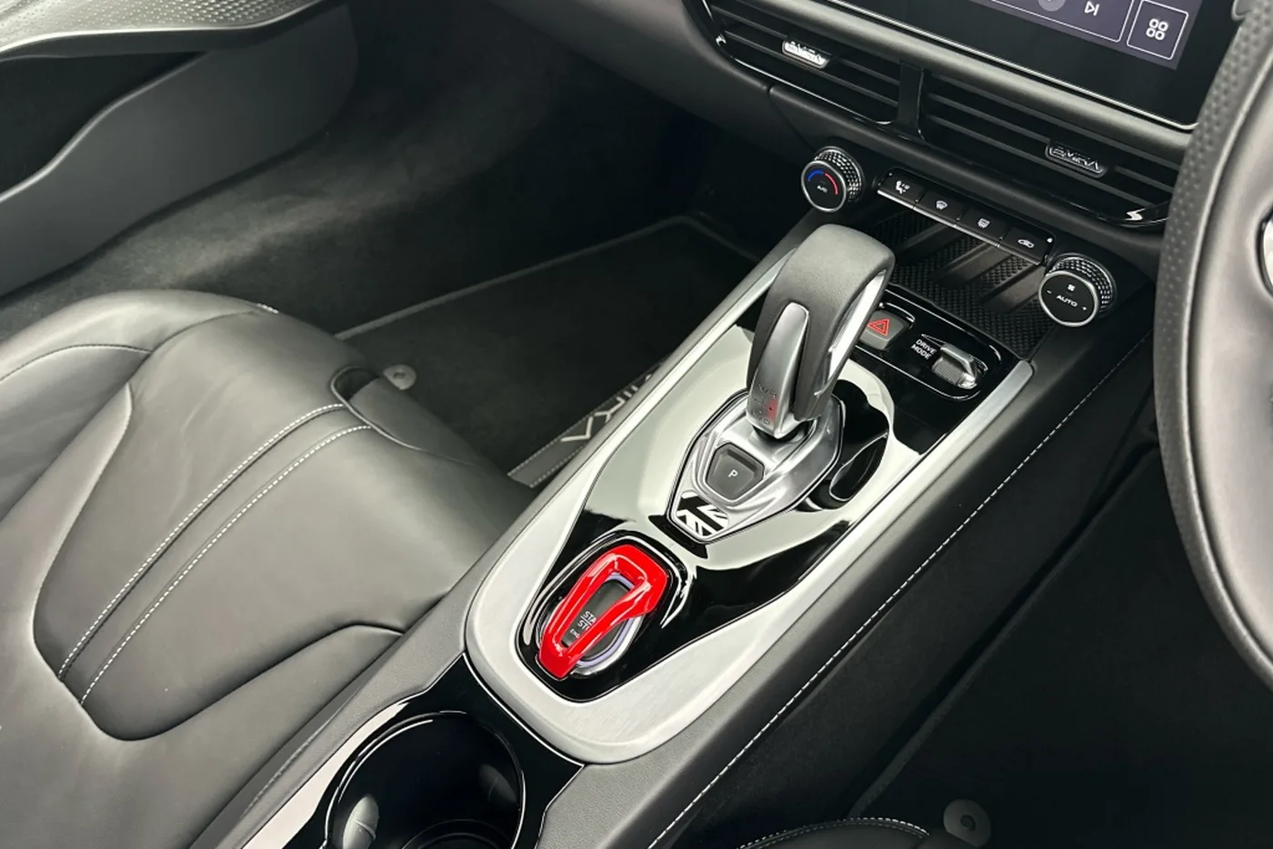 2026 Lotus Emira Turbo SE angeboten von einer Vertragshändlergruppe in Hatfield, Vereinigtes Königreich, Foto 19 von 25