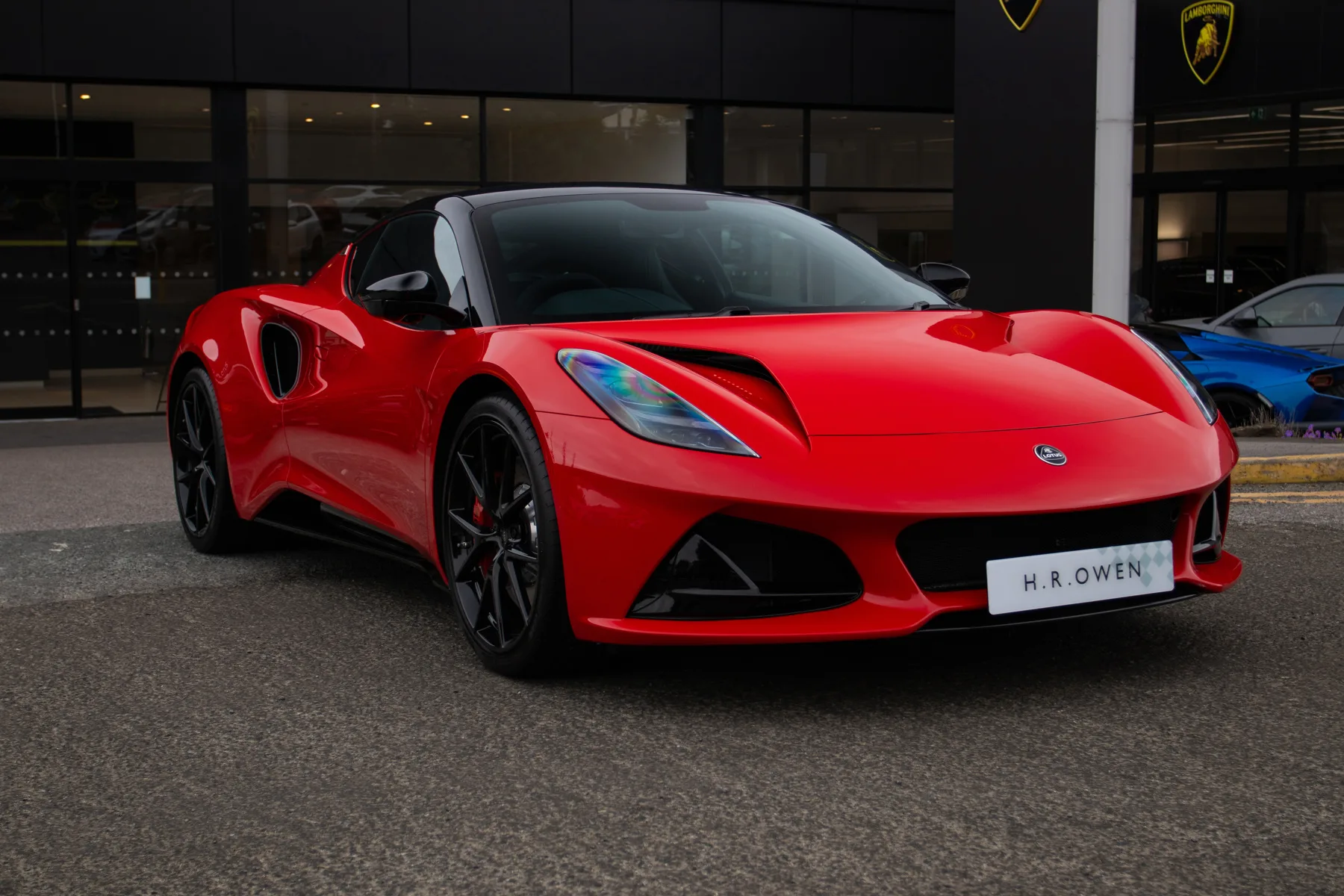 2026 Lotus Emira Turbo SE proposée par un groupe de concessions agréées à Manchester, Royaume-Uni, photo principale