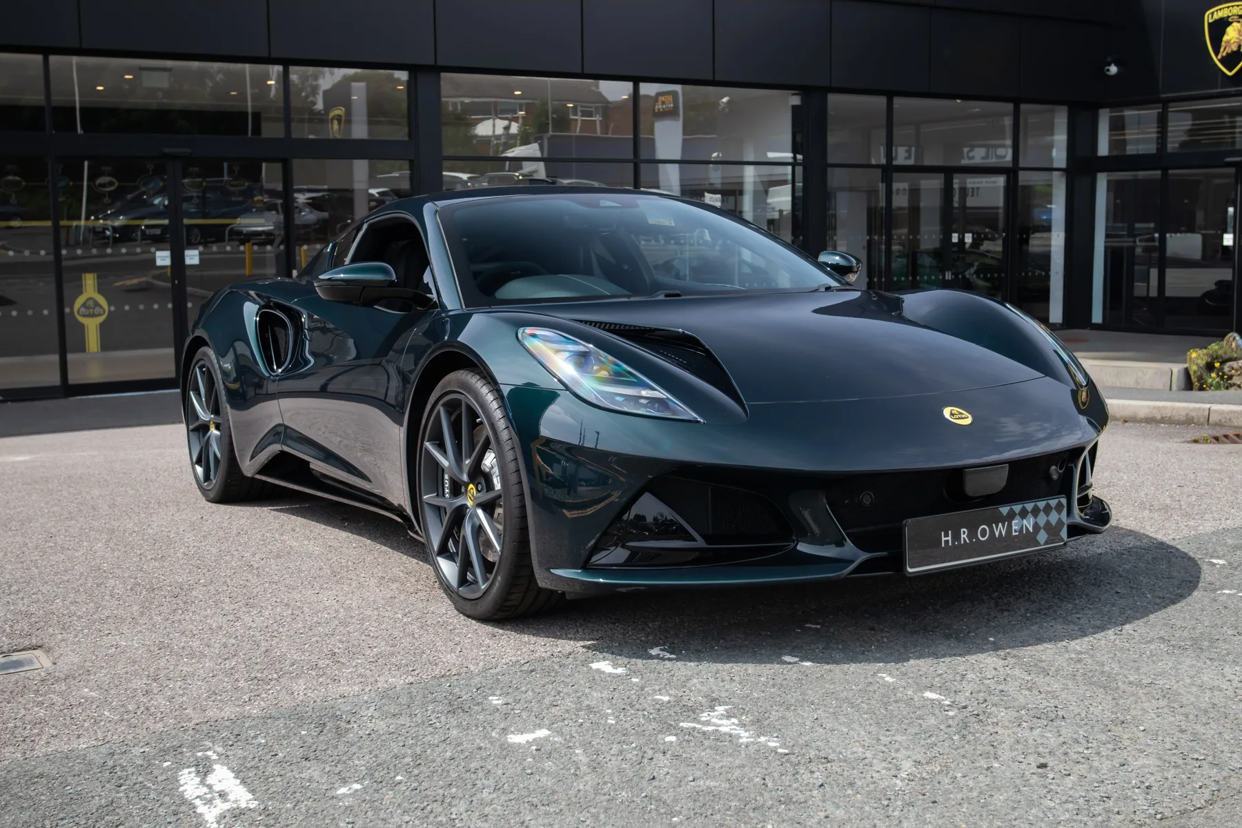 2026 Lotus Emira Turbo SE proposée par un groupe de concessions agréées à Manchester, Royaume-Uni, photo principale