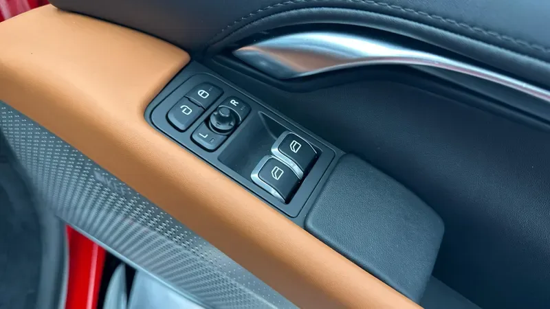 2026 Lotus Emira Turbo SE, 15/30