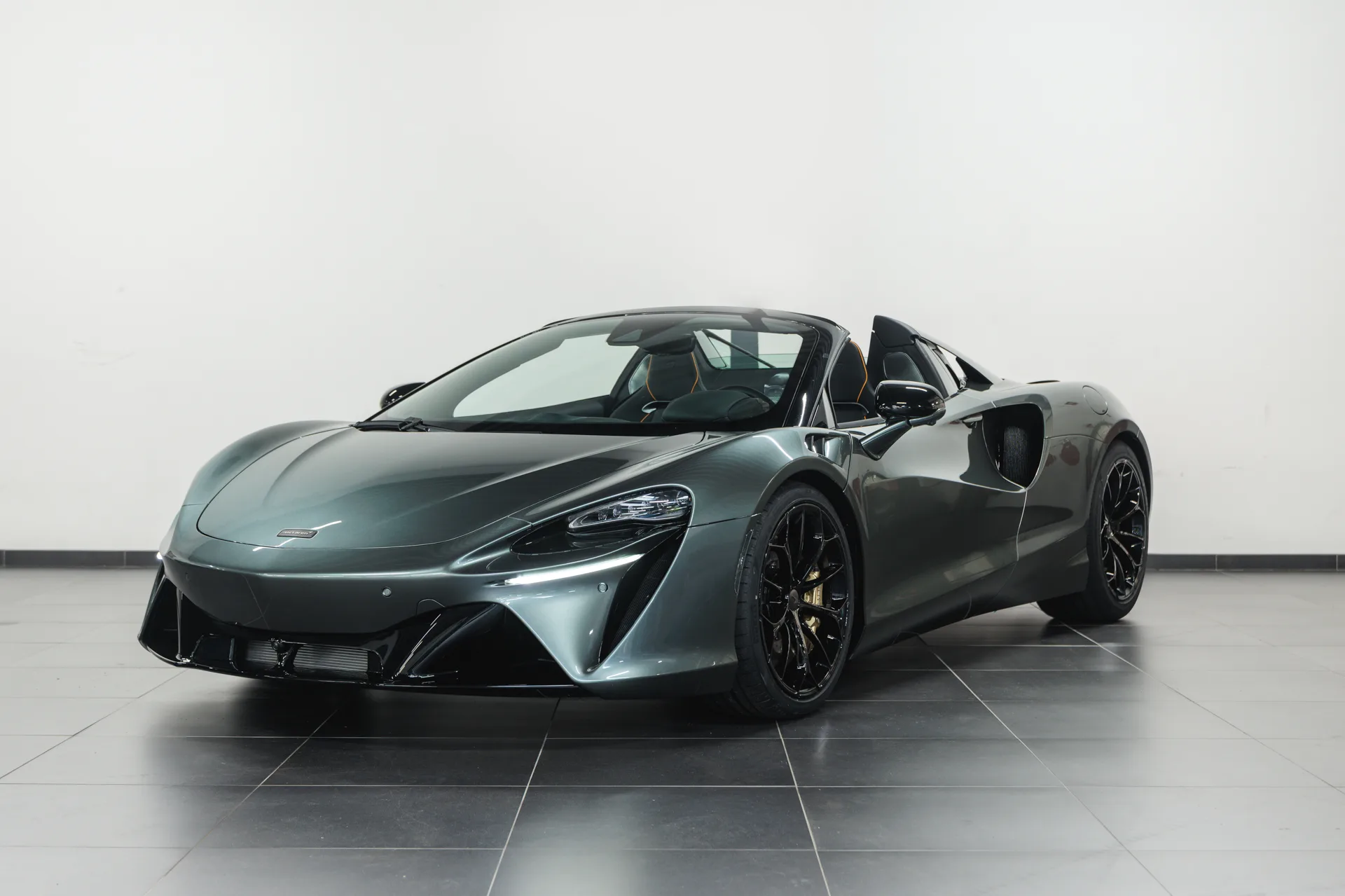 2026 McLaren Artura Spider proposée par un concessionnaire spécialisé à Eindhoven, Pays-Bas, photo principale