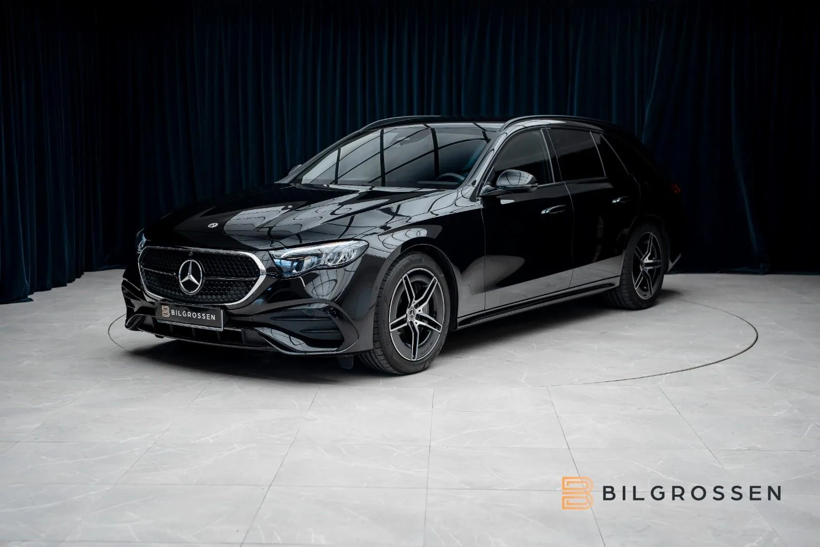 2026 Mercedes-Benz E 300 de 4MATIC Estate, AMG Line proposée par un concessionnaire spécialisé à Täby, Suède, photo principale