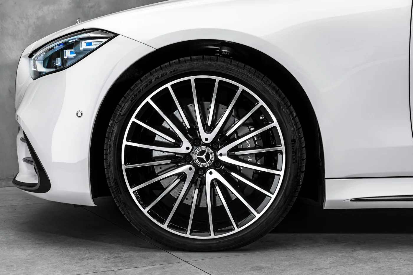 2026 Mercedes-Benz S 450 d 4MATIC, AMG Line, MANUFAKTUR offered by a specialist dealer in Ostrava, Czechia, photo 2 of 25