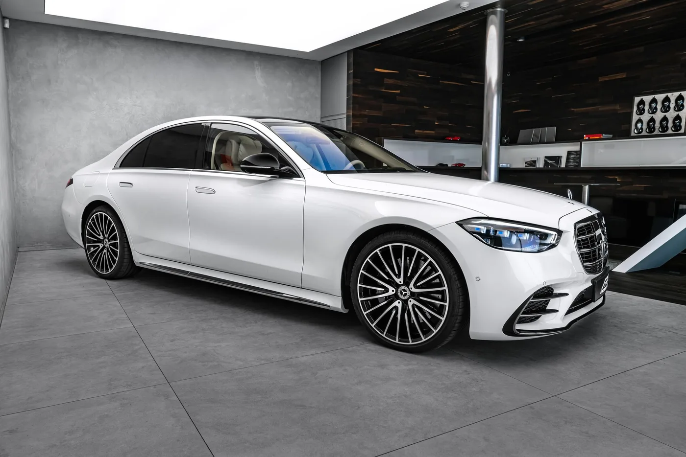 2026 Mercedes-Benz S 450 d 4MATIC, AMG Line, MANUFAKTUR offered by a specialist dealer in Ostrava, Czechia, photo 4 of 25