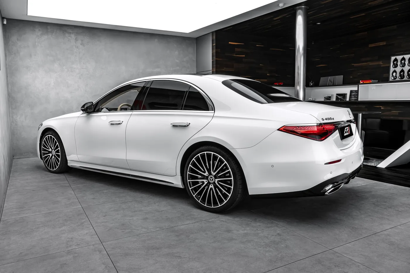 2026 Mercedes-Benz S 450 d 4MATIC, AMG Line, MANUFAKTUR offered by a specialist dealer in Ostrava, Czechia, photo 7 of 25
