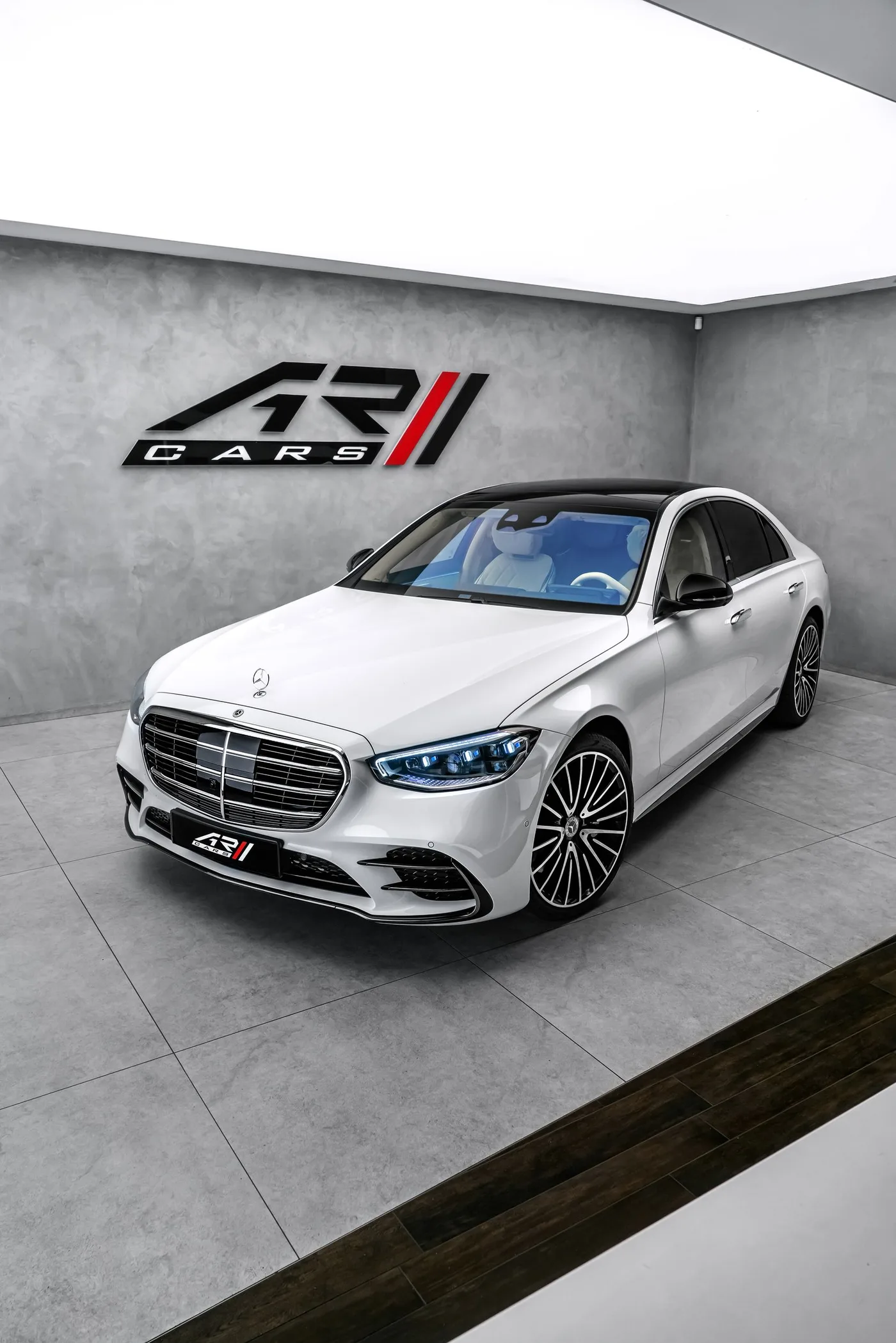 2026 Mercedes-Benz S 450 d 4MATIC, AMG Line, MANUFAKTUR offered by a specialist dealer in Ostrava, Czechia, photo 8 of 25