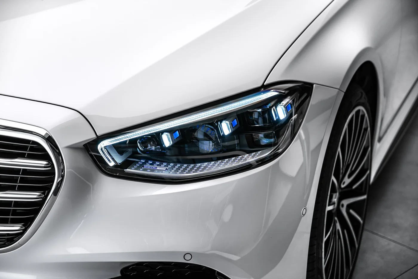 2026 Mercedes-Benz S 450 d 4MATIC, AMG Line, MANUFAKTUR offered by a specialist dealer in Ostrava, Czechia, photo 10 of 25